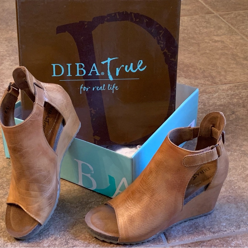 Brand new DibaTrue wedges. Tan.